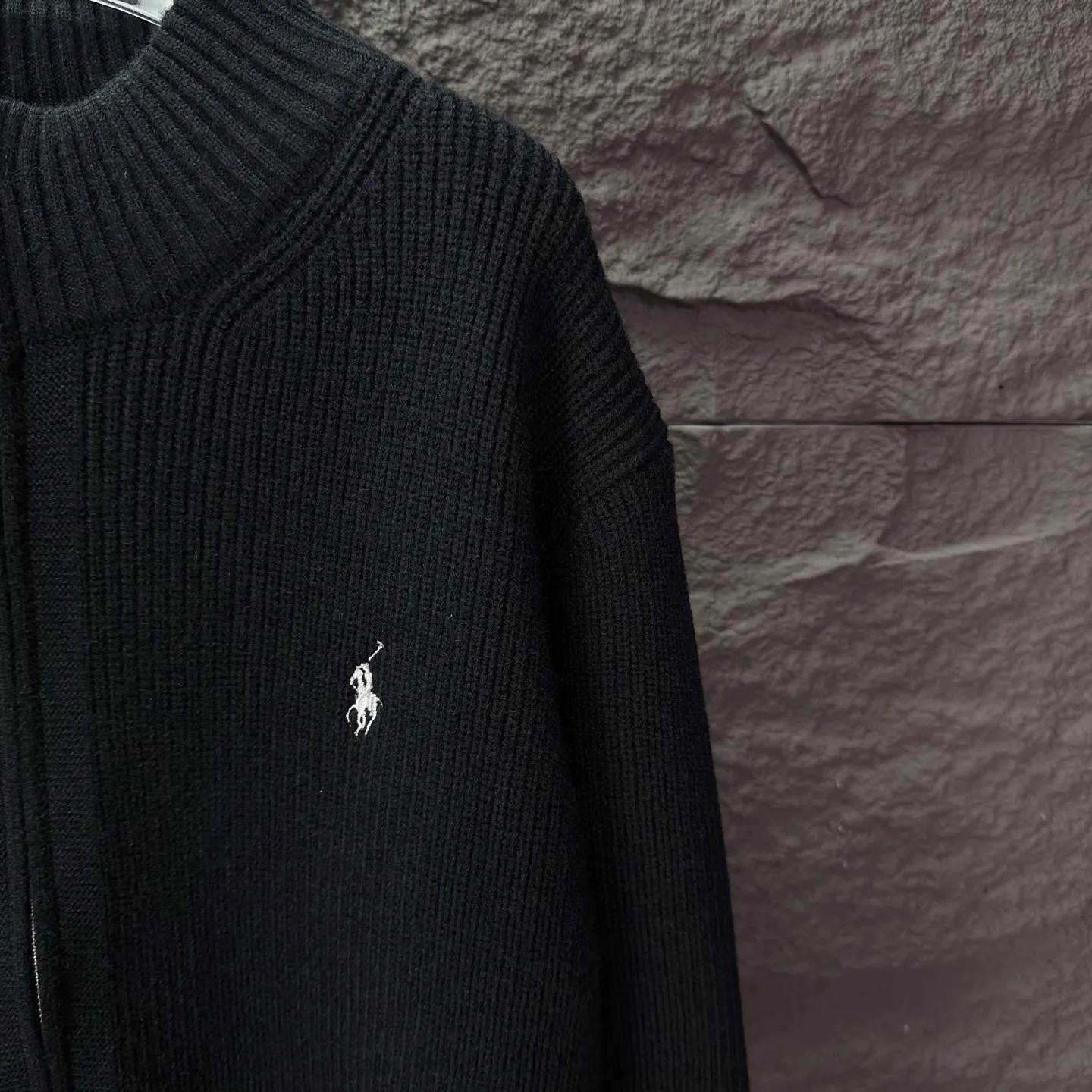 P340 Ralph Lauren 2025 new classic embroidered logo couple style zipper knitted sweater 🔥High version🔥High version🔥 The fabric is made of 32-count cotton yarn blended material, which is skin-friendly and does not stick to the body. It does not cause pilling. It feels very soft and super comfortable. It is fashionable and personalized. It is a super versatile and beautiful knitted sweater. It is very suitable for both men and women. It is a must-have for everyone. Packaging, tag, collar label, washed wheat, complete👍 Color: black, gray Size: M-2XL